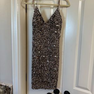Mini metallic sequence dress, sewn in cups